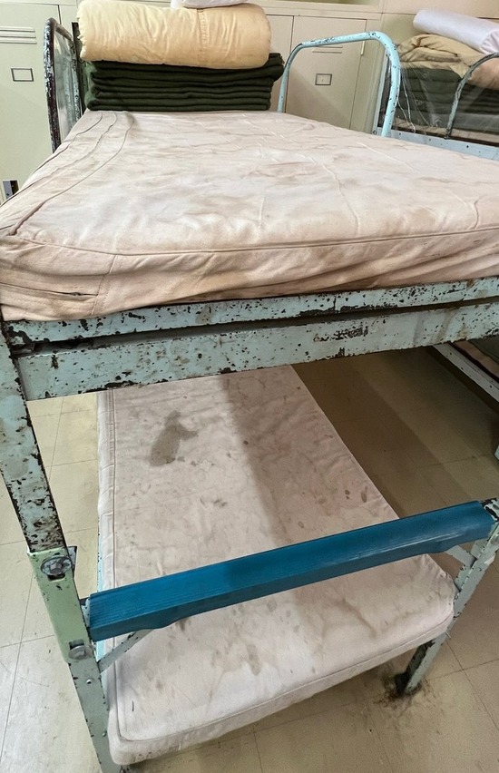 【これマジ？】40年間、自衛隊員の汗と血と涙と○液を吸い続けた宿舎のマットレスをご覧ください・・・