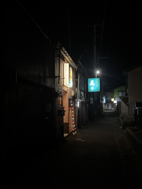 【画像】「スナック」とかいう店、ハードルが高すぎるｗｗｗｗｗ