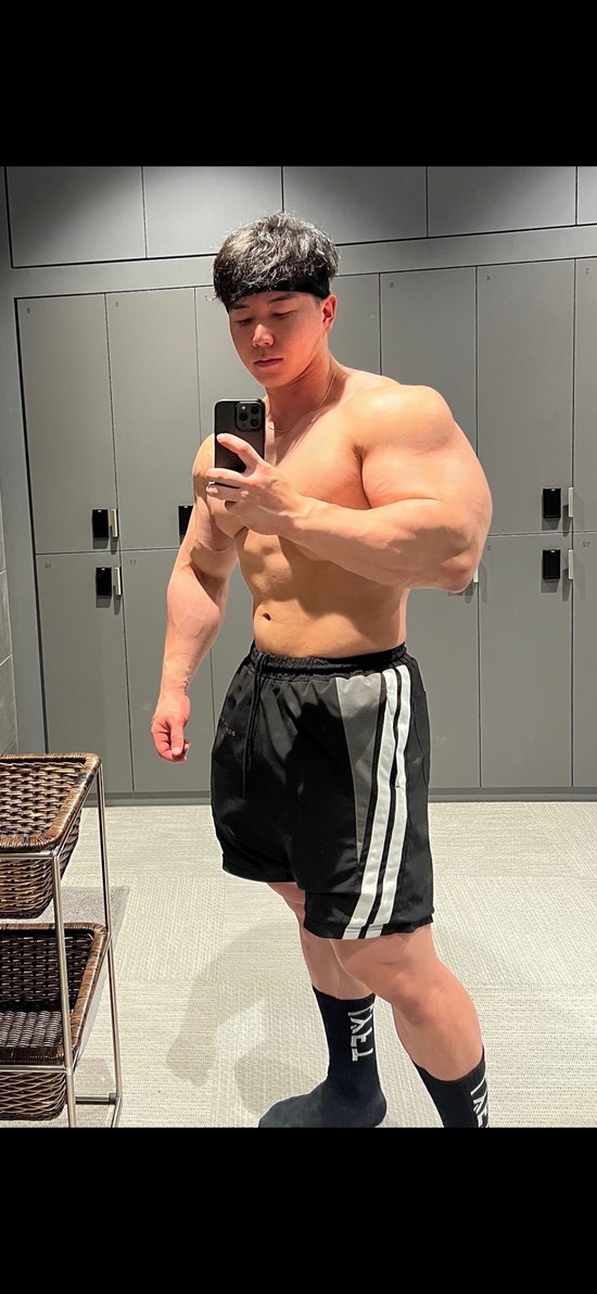 【画像】横川くん 鍛えすぎて腕がやばいことになる・・・・・