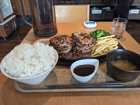 【画像】彡(^)(^)「1kgハンバーグを15分以内に完食でタダ？余裕やん♪」→結果ｗｗｗ