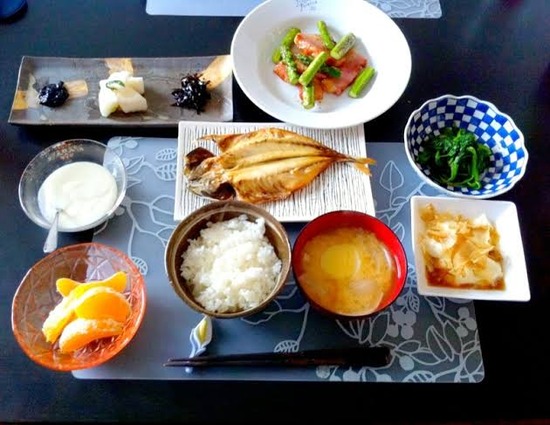 マー(30)「ママ…朝ご飯は…？」　マッマ(34)「テーブルに置いてあるやろ！いちいち起こすな！」