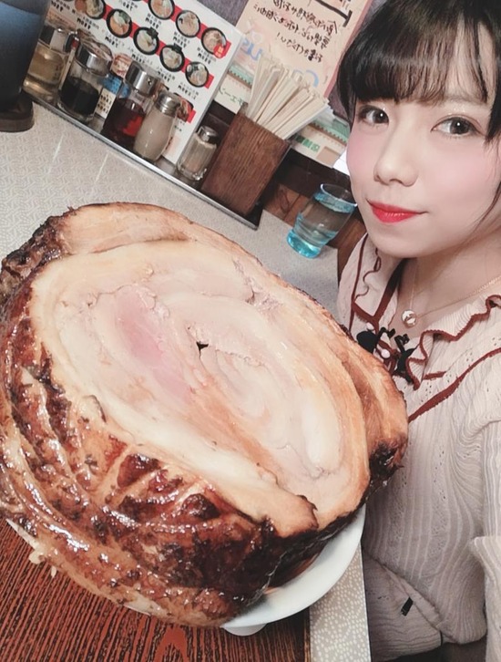 【画像】チャーシューが巨大なラーメンが見つかるｗｗｗｗｗｗ