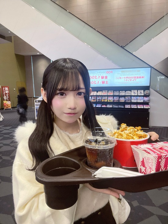 【画像】映画館で写真を撮ってバズったアイドル、グループ脱退wwww