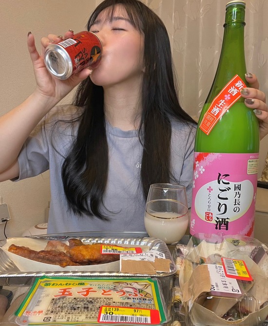 【画像】スーパーの半額惣菜で呑る女(22)ｗｗｗｗｗｗｗｗｗｗ