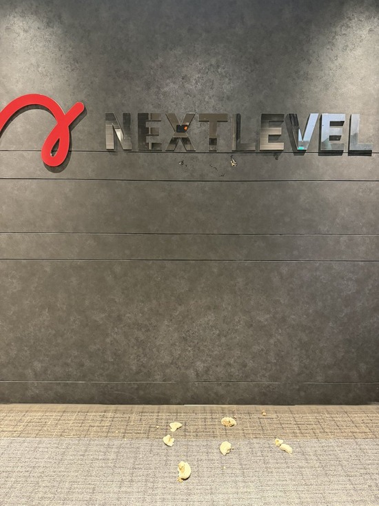 【画像】新幹線で「豚まん」注意された実業家、会社に豚まん投げつけられる・・・