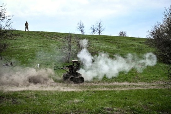 【画像】ウクライナ軍が試験運用中のドローン兵がかなりカッコイイ・・・