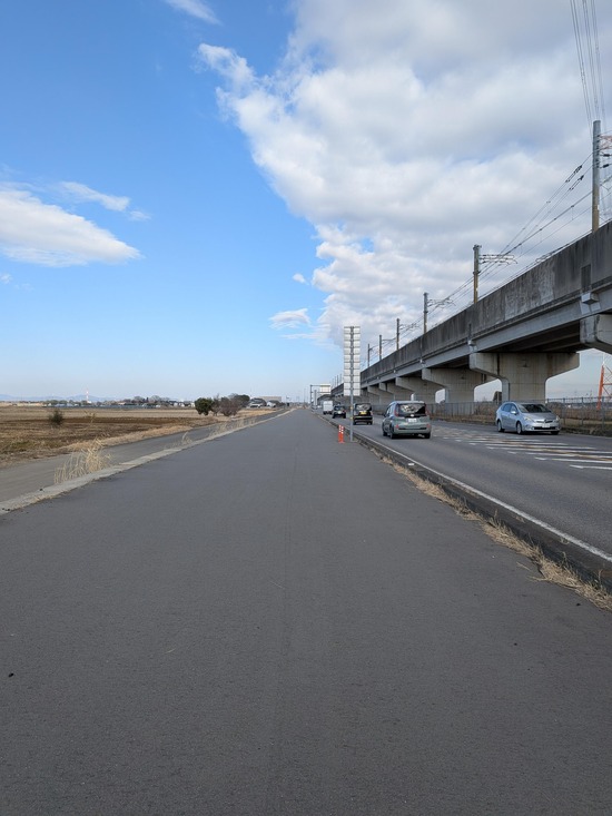【画像】「自転車は車道を走れ」←こういう道でも車道を走るの？