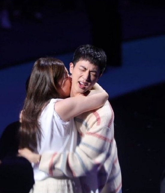 【画像】BTSのイケメン、日本人女性から無理矢理キスされてしまうｗｗｗｗｗｗｗ