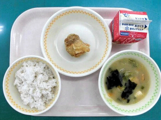 【画像】唐揚げ1個の給食、SNSで「寂しい」相次ぐ・・・