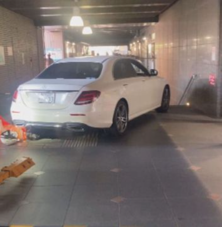【画像】JR難波駅のバスターミナル・OCATで『ベンツ』地下に続く階段へ突っ込む　運転手は80代男性