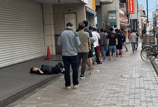 【画像】マクドナルドの行列で1人脱落…