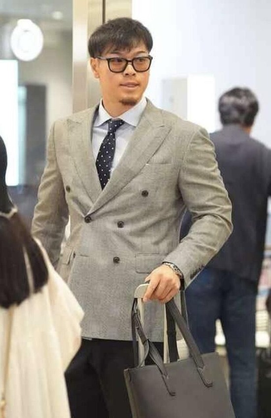 【画像】サトテルさん、契約してないから阪神スーツを着れずホテルも別の模様ｗｗｗ