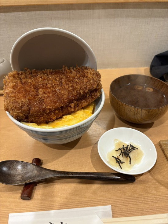 【画像】卵でとじないカツ丼、とんでもないボリュームで騒然ｗｗｗ
