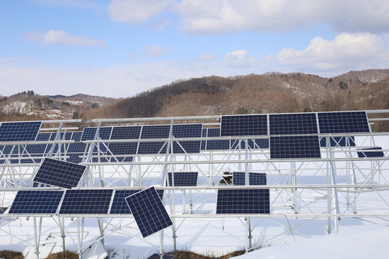 【画像】岩見沢にある荒れ果てた太陽光発電所散乱している太陽光パネル。危険な状態で放置・・・
