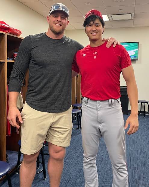 【画像】大谷翔平さん、アメフト選手と並んでも体格が劣らないwwwww