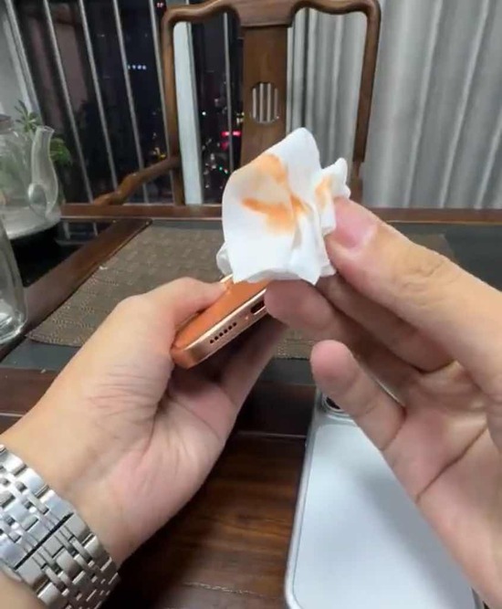 【画像】iPhone17プロMAX　エタノール＝アルコール99.95%で拭くと塗装が落ちてしまう模様・・・