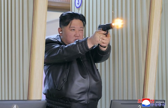 【画像あり】北朝鮮の金正恩、新型拳銃工場を視察・・・