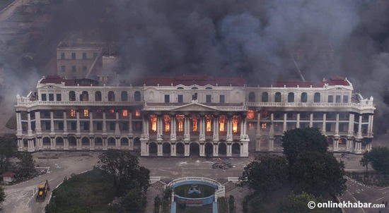 【画像】ネパールの暴徒、国会議事堂に続き国宝の宮殿も放火して焼き払う・・・・・