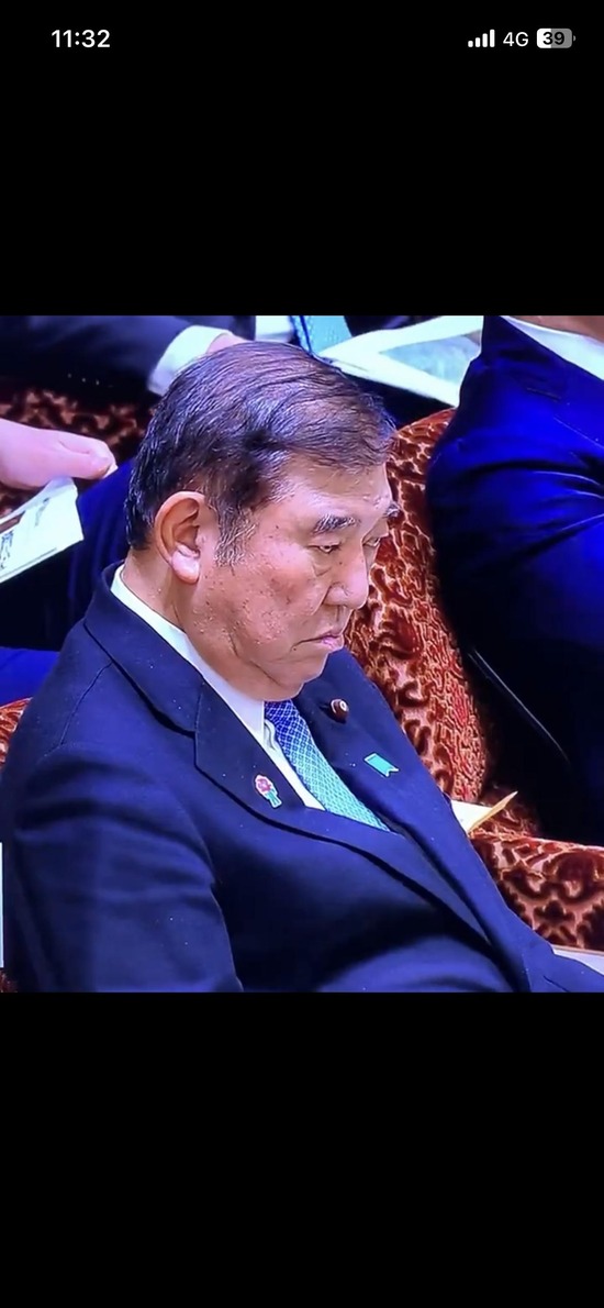 【画像】石破さん、今度はスーツがフケまみれで汚いと炎上・・・