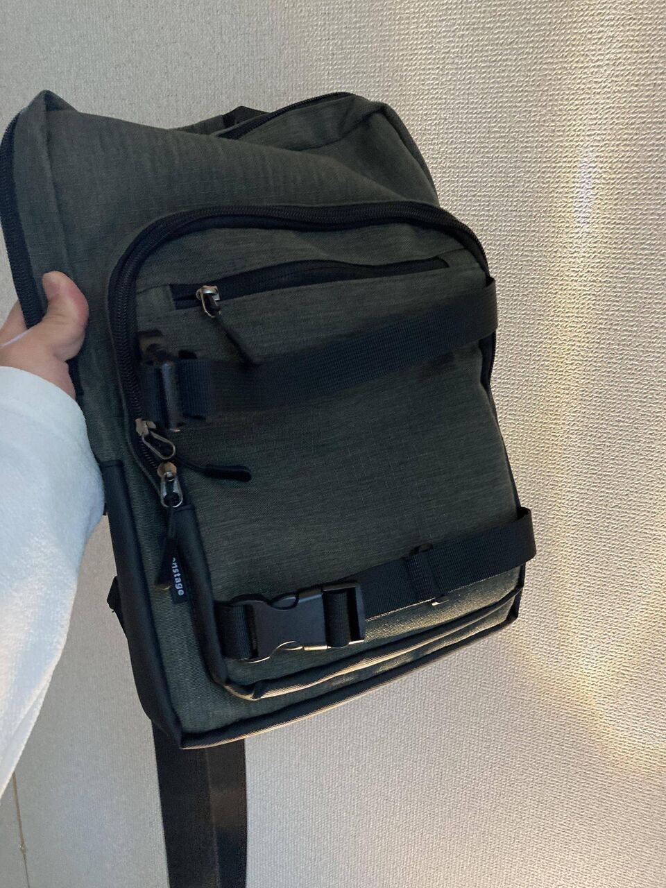 【画像】リュックの背についてるバンド2本、意味があった