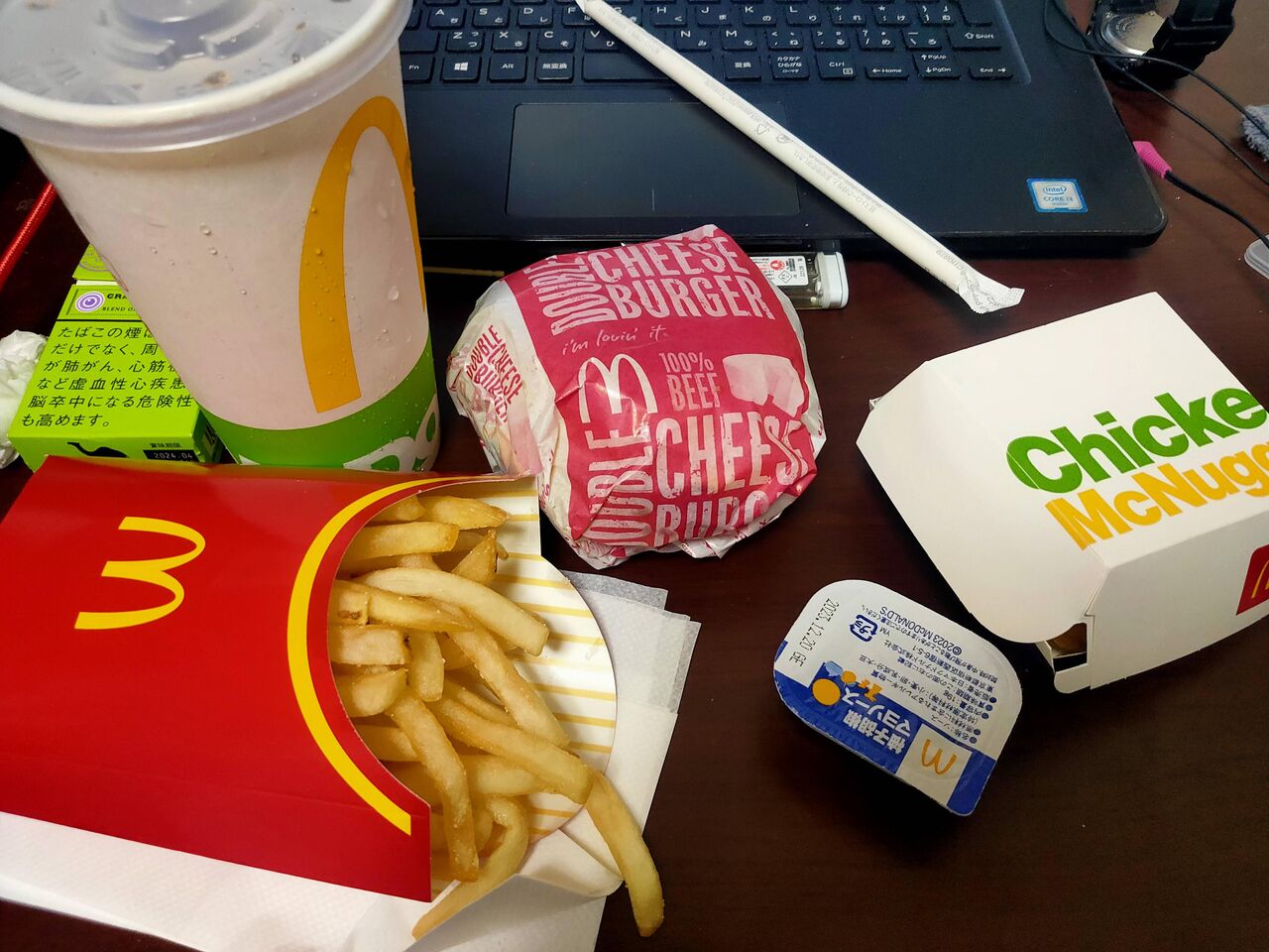 【画像】ドカ食い気絶部副部長やけどマクナル買ってきたでw