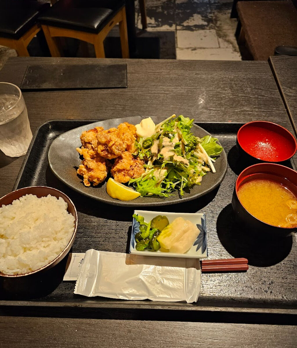 【画像】この690円の唐揚げ定食ｗｗｗｗｗｗｗ