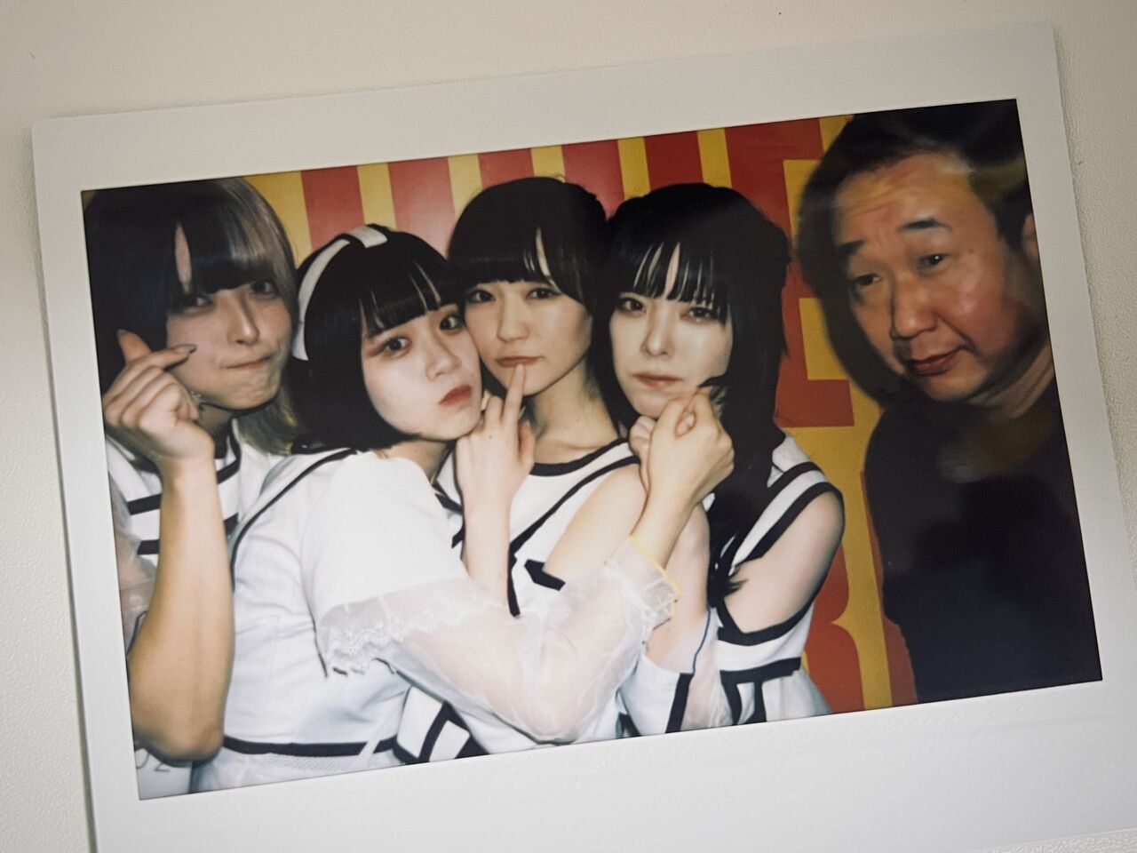 【画像】アイドルとの撮影会でかわいそうなおっさんが撮られるｗｗｗｗｗｗｗｗｗｗｗｗ