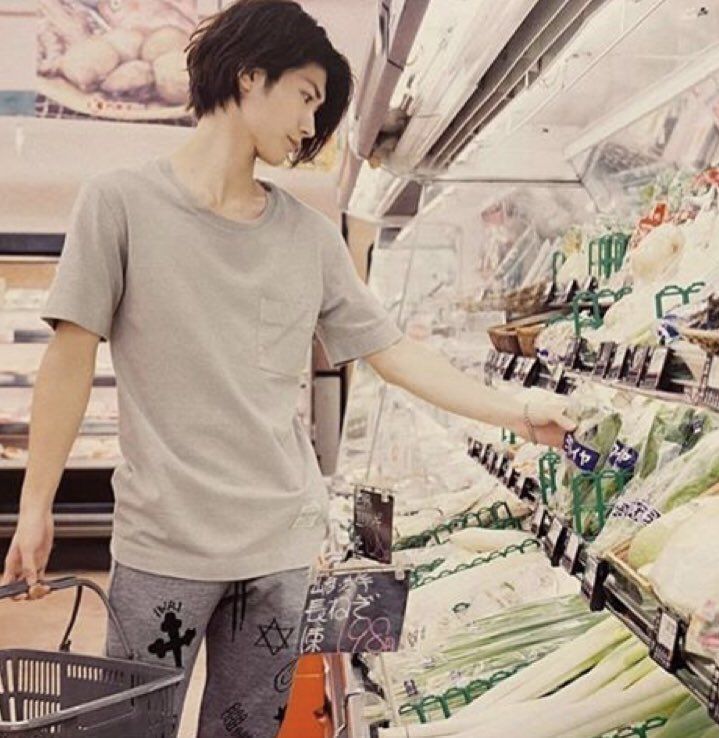 【画像】主婦「あらやだ、スーパーでイケメンが買い物してる！写真撮らなきゃ！」ﾊﾟｼｬ