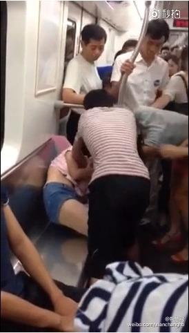 中国 地下鉄で女性２人が座席を奪い合い 殴り合いのケンカ 中年女性が若い女性の服を引き裂く 画像あり にゅーすアルー