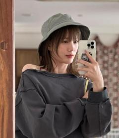 本田翼、鎖骨が色っぽ。小顔際立つメンズライクコーデで春を満喫