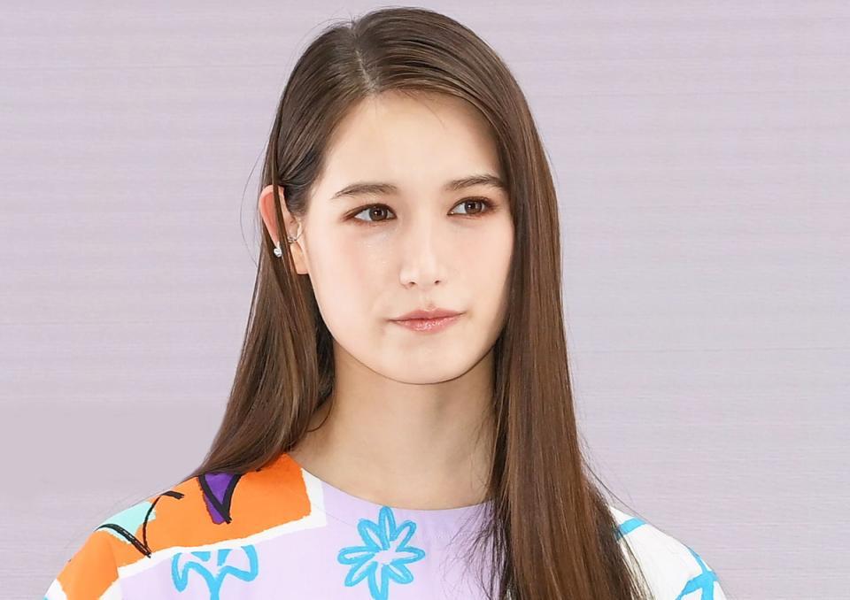 【芸能】トラウデン直美　丈短肩ひもトップスでおへそがチラリ