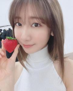 柏木由紀、菜々緒風メイクが色っぽ。クールビューティーなゆきりんに惚れる