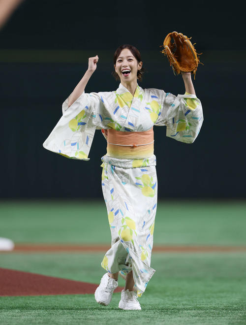 【女子アナ】鷲見玲奈アナ（33）浴衣姿でノーバン始球式　