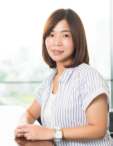 【画像】大久保佳代子(55)のミニスカ太ももチラ見せ始球式www
