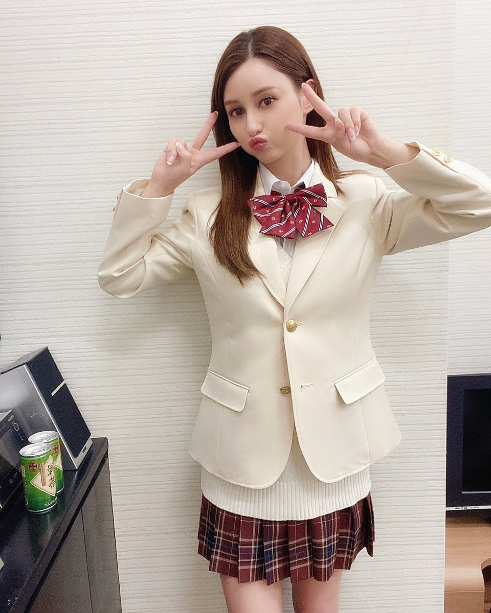 【ミニスカ】ダレノガレ明美がＪＫ風の制服姿を披露