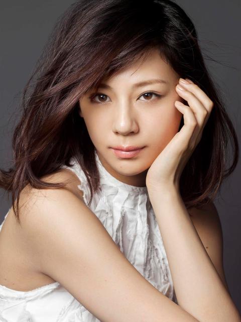 【芸能】西内まりや（30）凹凸あらわの赤いランジェリー姿を披露！　