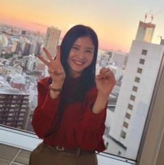 吉高由里子、プールサイドに座って癒しの笑顔