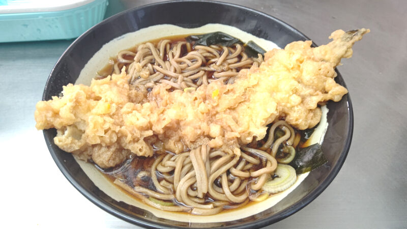 【でっか】丼からはみ出す穴子天　JR東神奈川駅の名物「穴子天そば」は噂どおりデカかった