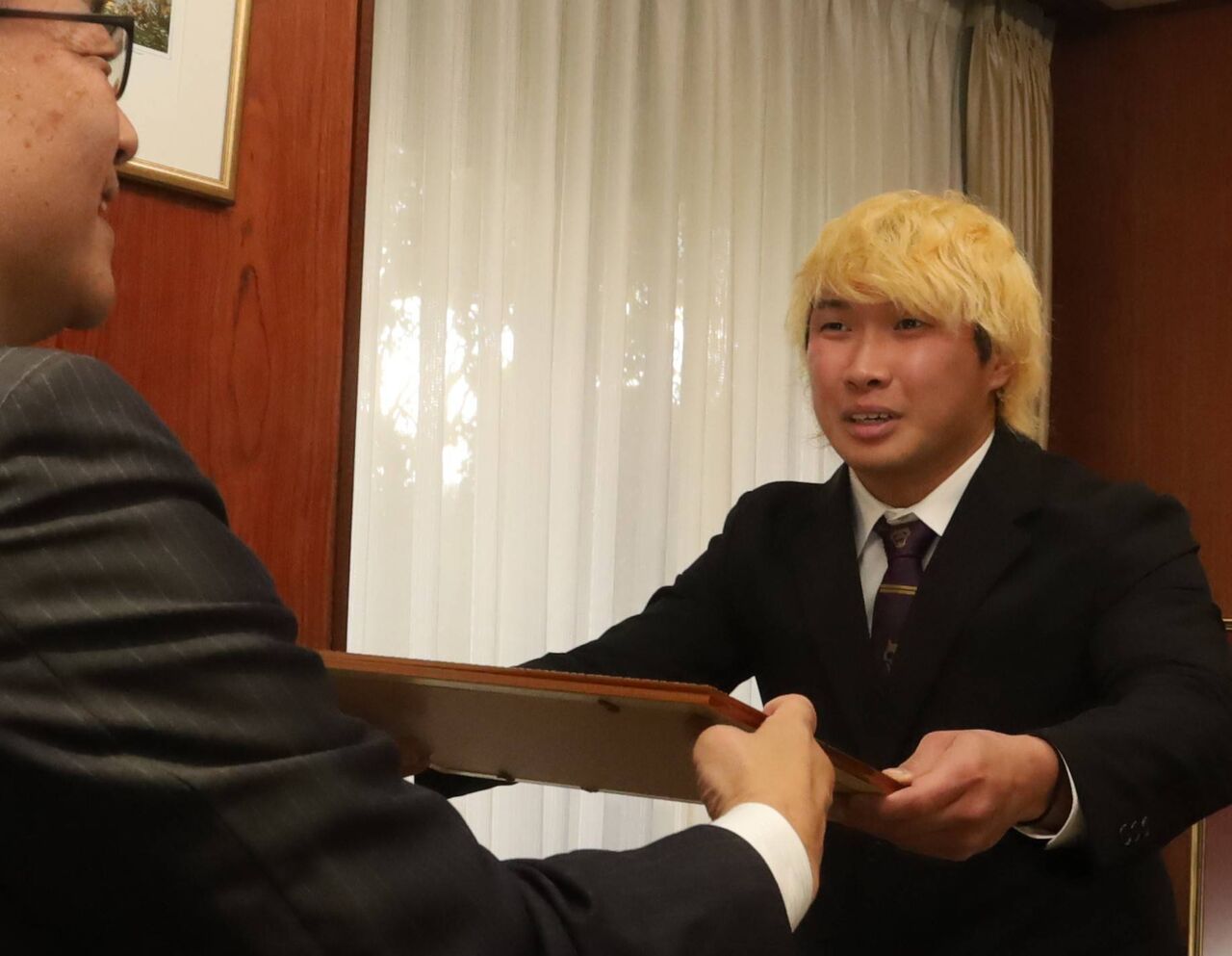 【社会】国宝・姫路城で火の手、プロレスラーが消し止めて現場から逃げ出す男を追う…