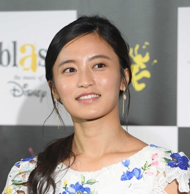【芸能】小島瑠璃子（31）金髪ボブ×美脚際立つワンピ姿で京都散策