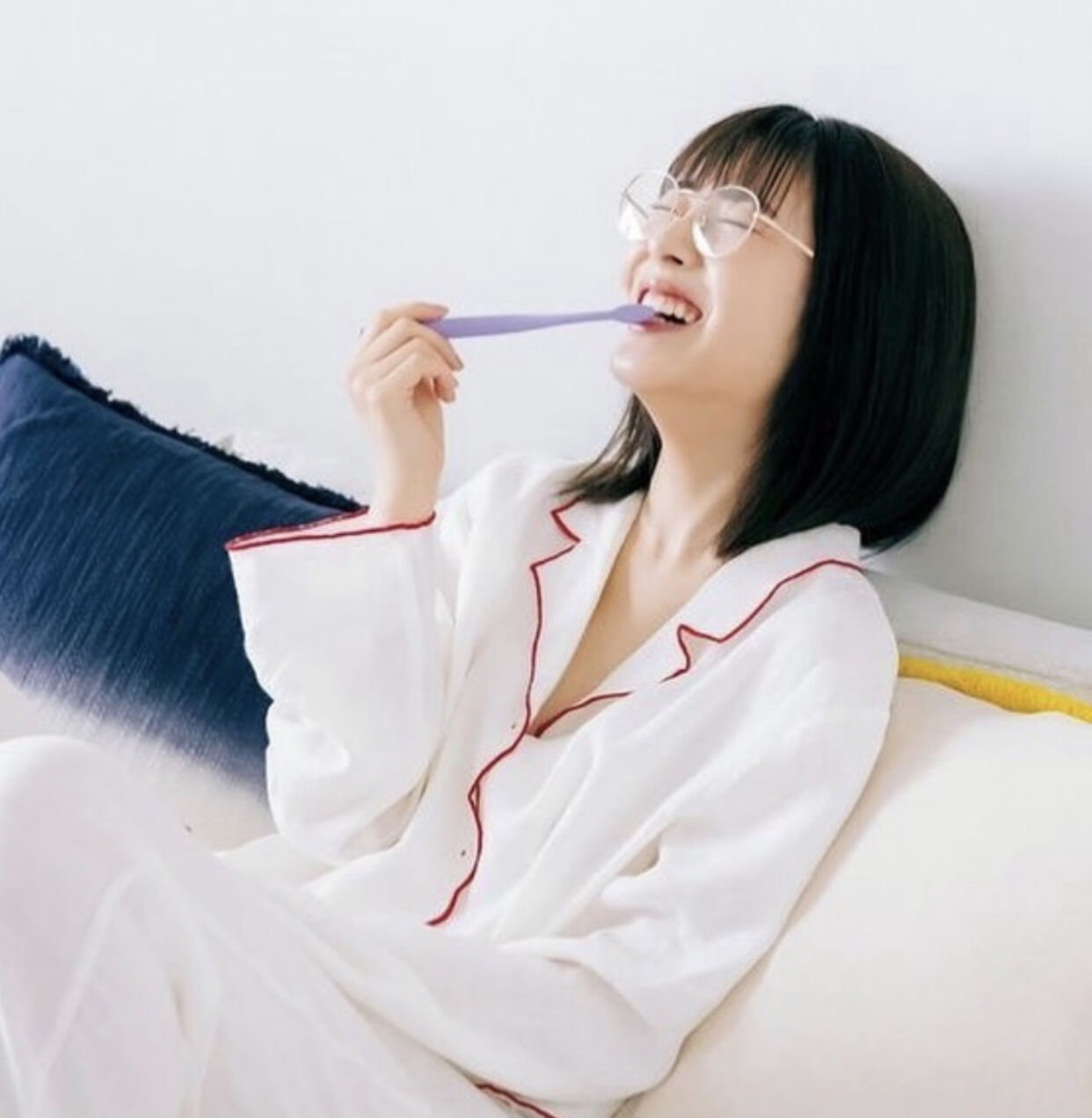 【画像】浜辺美波さん、パジャマの隙間からムチムチ谷間がチラ見えしてしまう