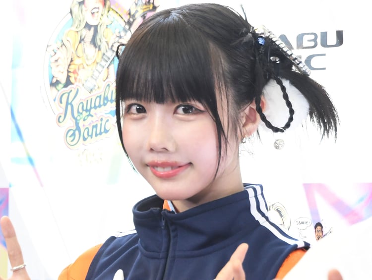 【芸能】あのちゃん、大胆スリットで美脚堂々披露