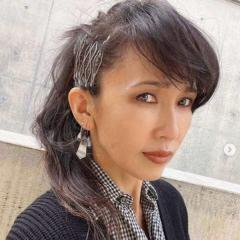 工藤静香、珍しいポニーテールヘアが大不評