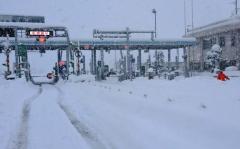 【大雪】鳥取自動車道上り線 雪の影響で1.3km立ち往生