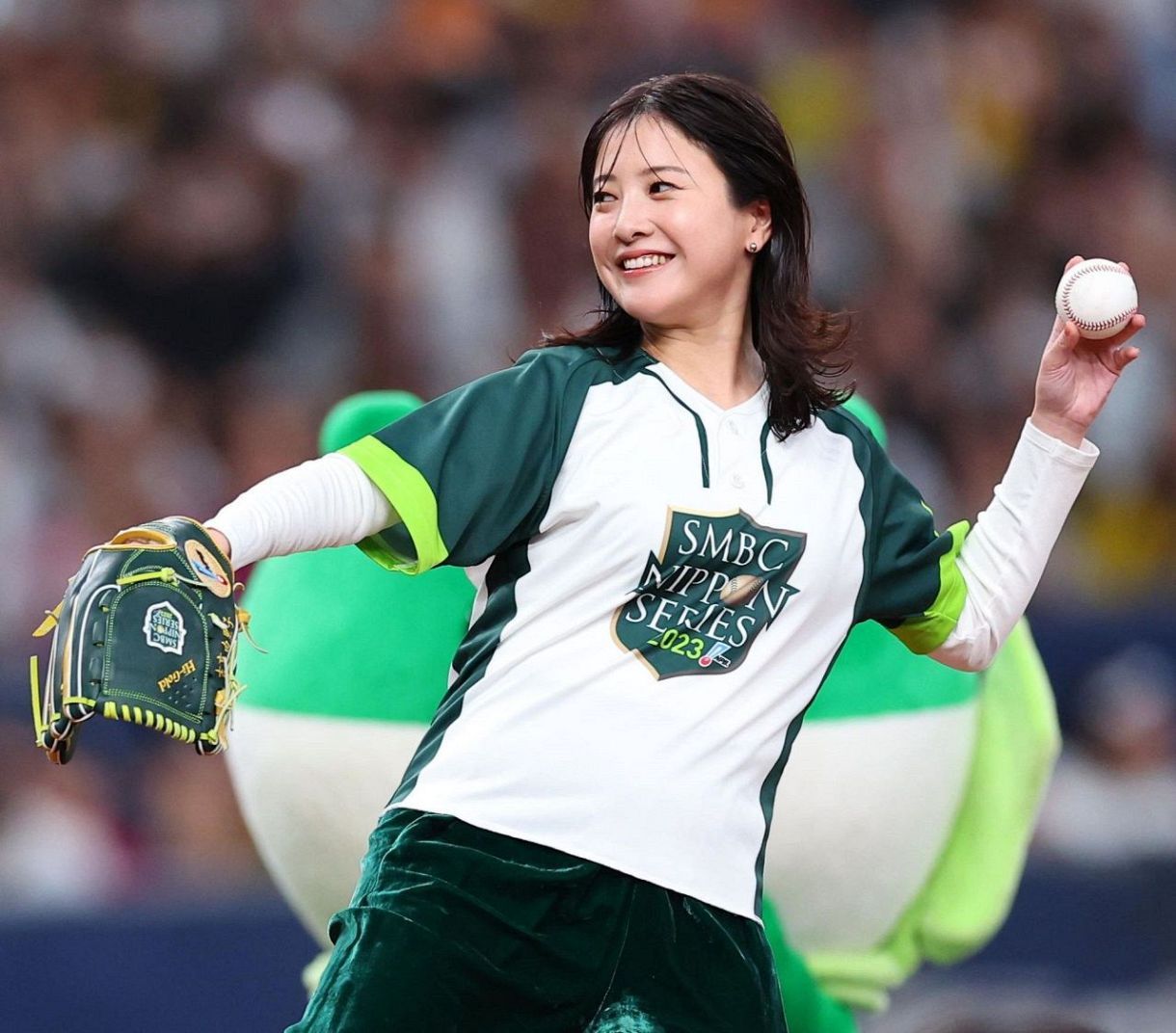 【野球】女優・吉高由里子（35）日本シリーズ第2戦の始球式に登場！