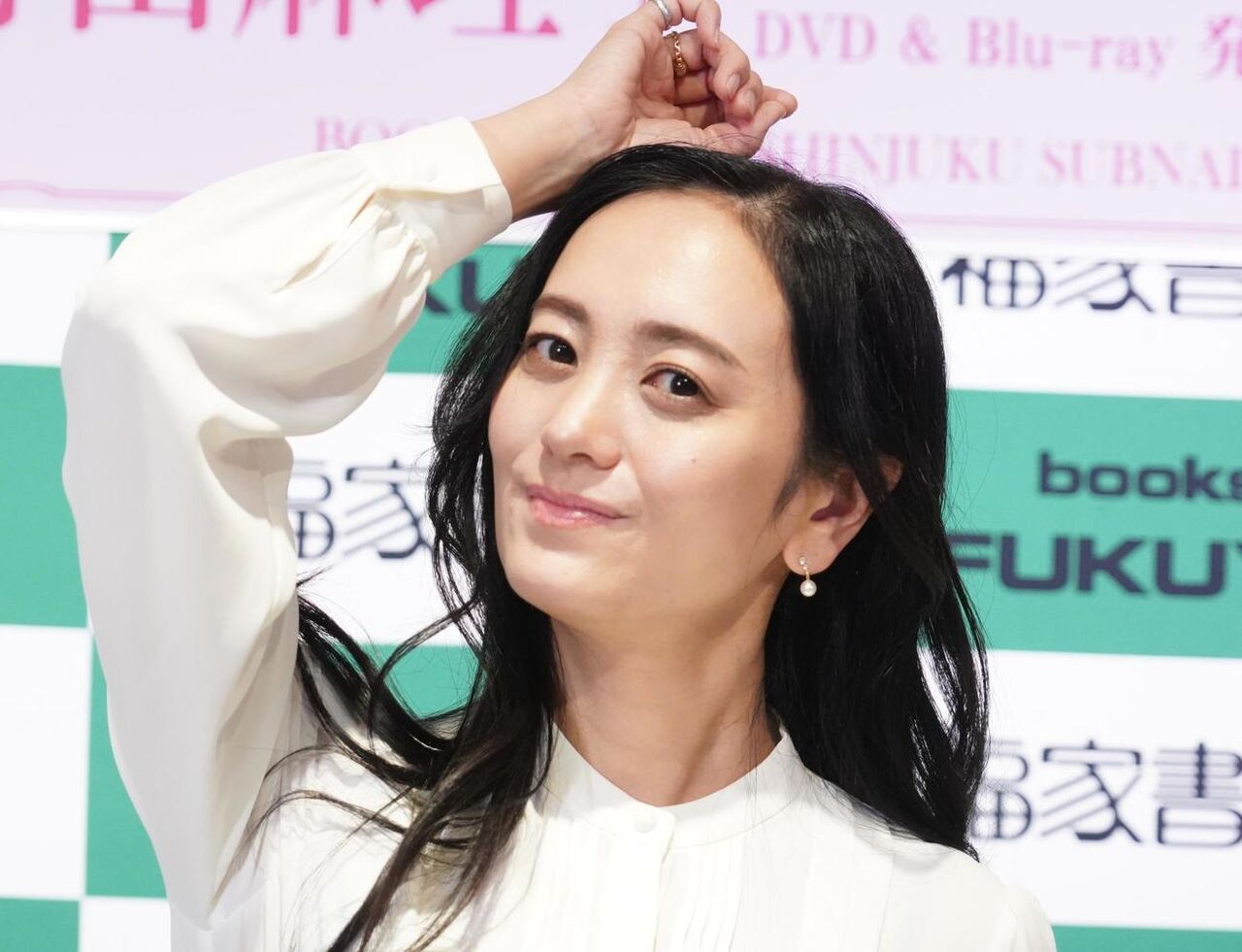 脊山麻理子（42）が生着替えで下着姿に。エッチすぎる