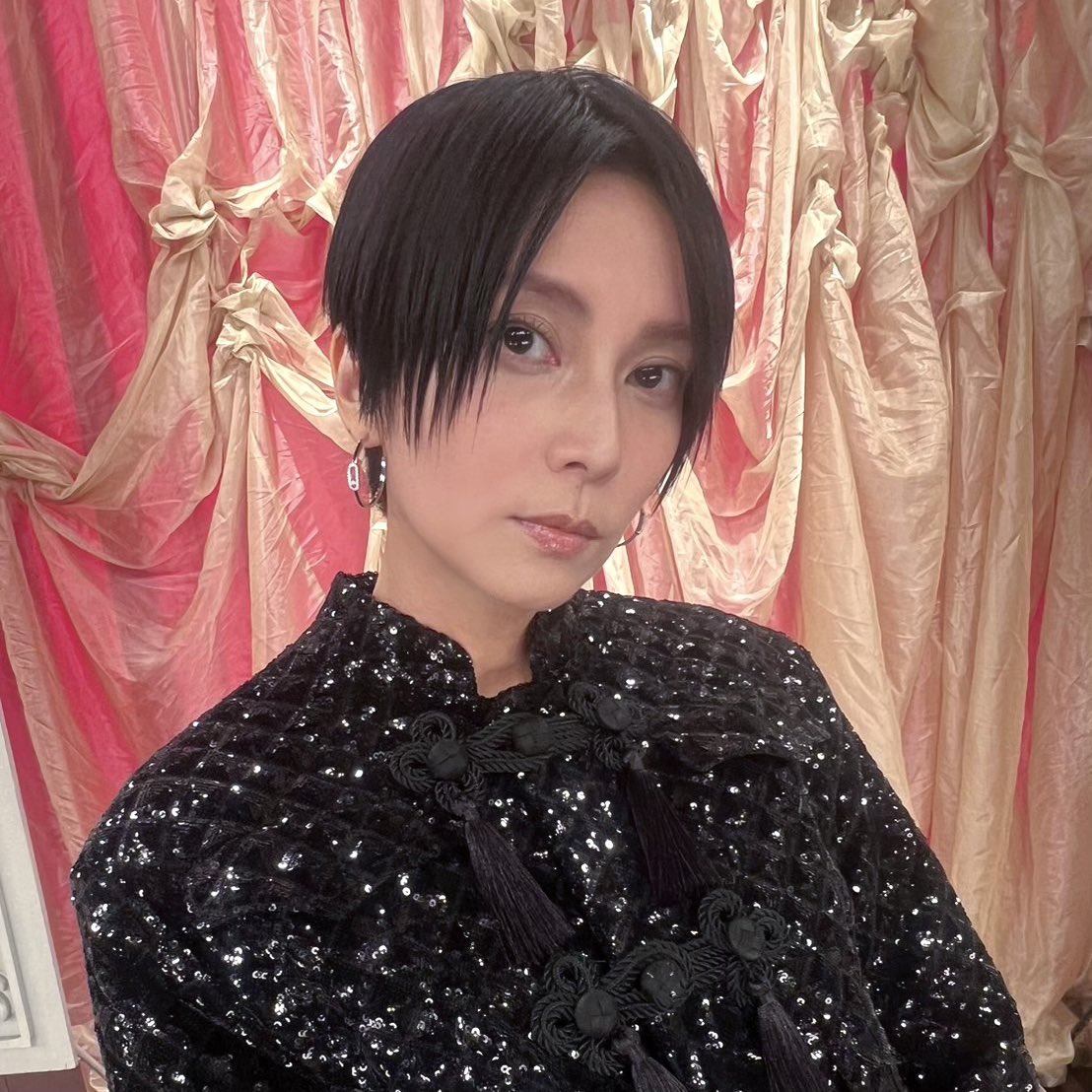 【芸能】柴咲コウ（43）ボーイッシュな黒髪ショートヘアが大好評