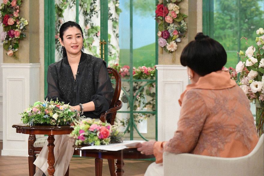 【テレビ】黒柳徹子を前に足組みトーク...小雪に疑問も　