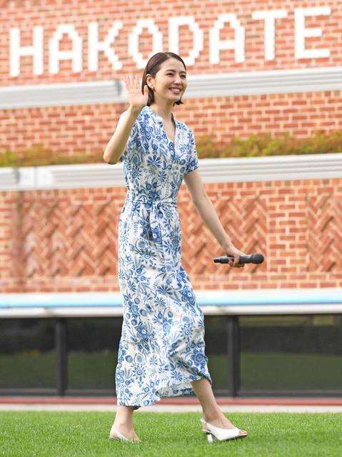 函館競馬場、レース後にパドックで長澤まさみのトークショーを開催