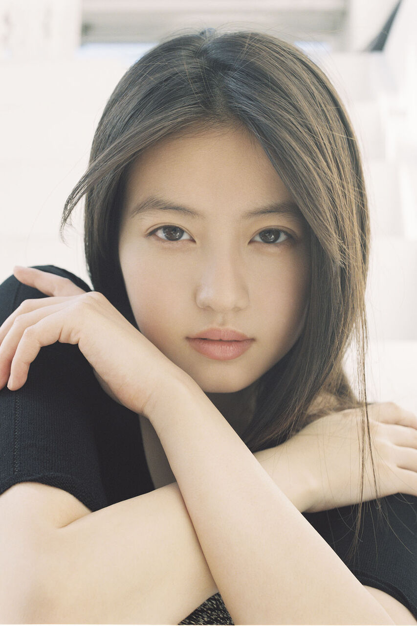 【ドラマ】今田美桜、胸元大胆魅せのオフショルドレス姿